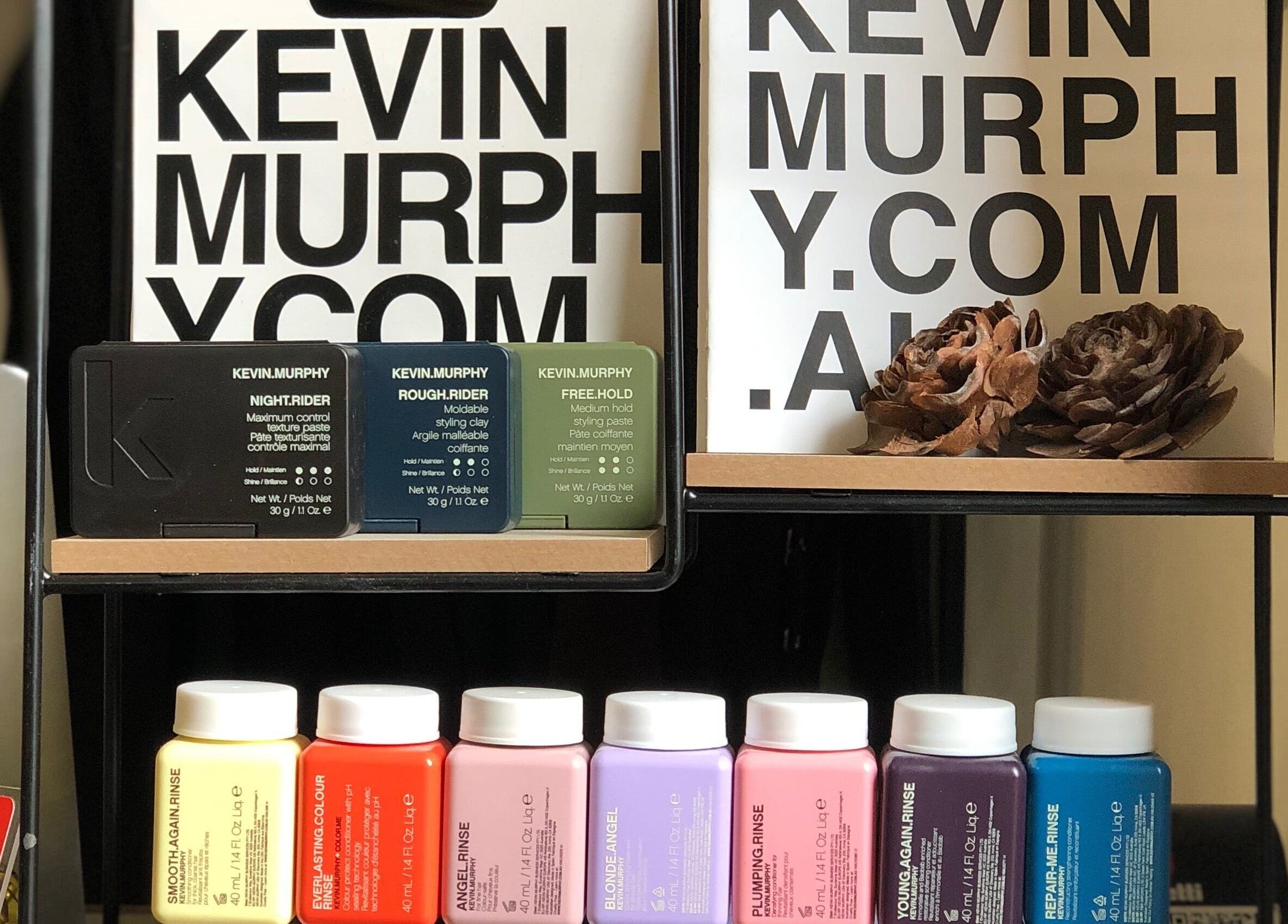 Esposizione di prodotti Kevin Murphy a Jumies Hairsalon, Arona, Piemonte, IT, per uno stile raffinato.
