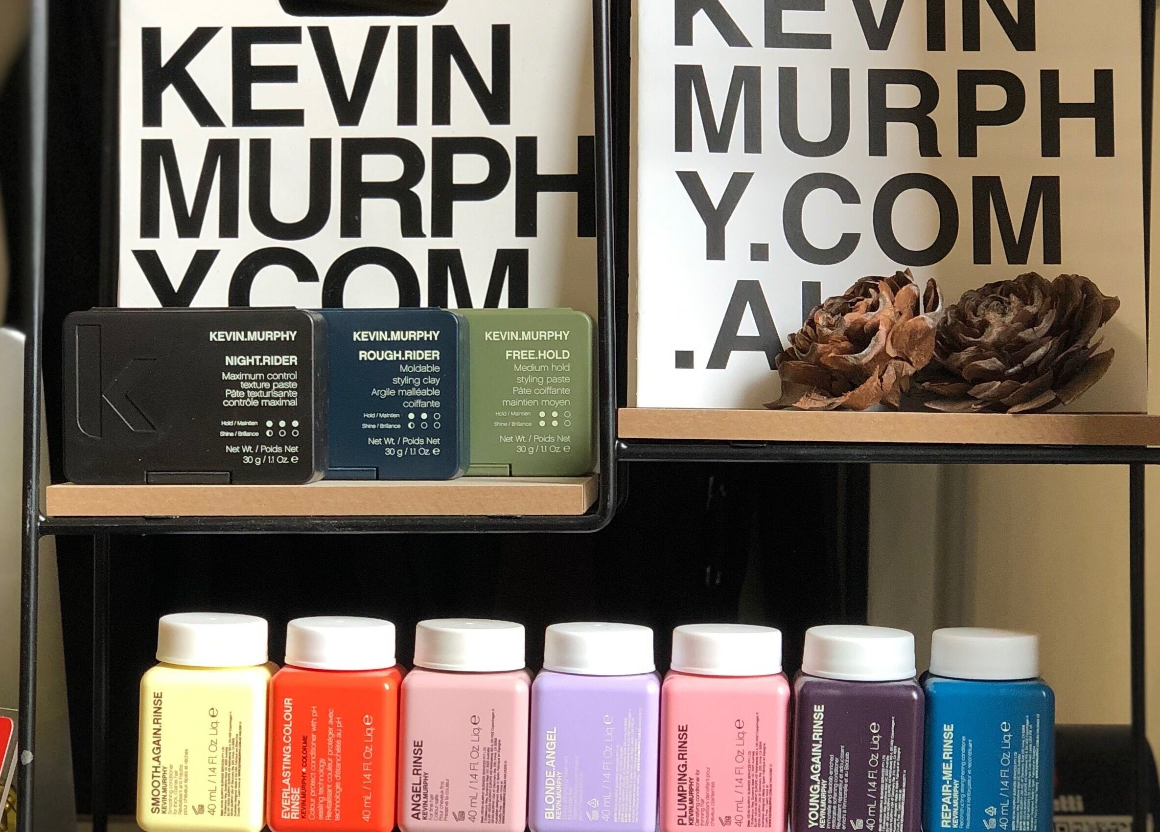 Esposizione di prodotti Kevin Murphy a Jumies Hairsalon, Arona, Piemonte, IT, per uno stile raffinato.