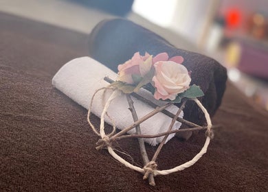Serviette avec fleurs sur table de soins à Bulles de Bien-être, La Crau, Provence-alpes-côte D'azur, FR.
