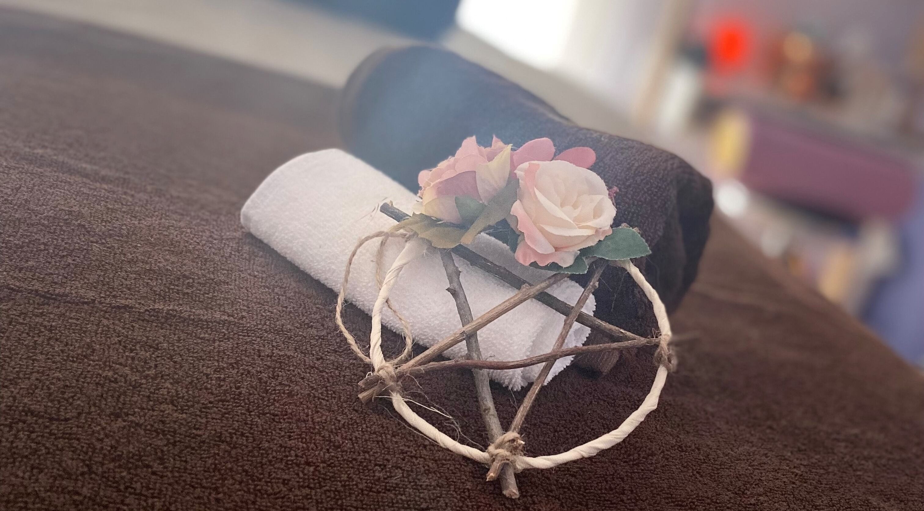 Serviette avec fleurs sur table de soins à Bulles de Bien-être, La Crau, Provence-alpes-côte D'azur, FR.