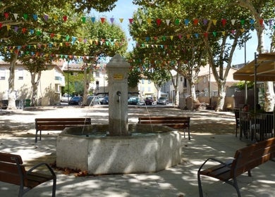 Place animée près de Bulles de Bien-être, La Crau, Provence-alpes-côte D'azur, FR avec fontaine et fanions colorés.