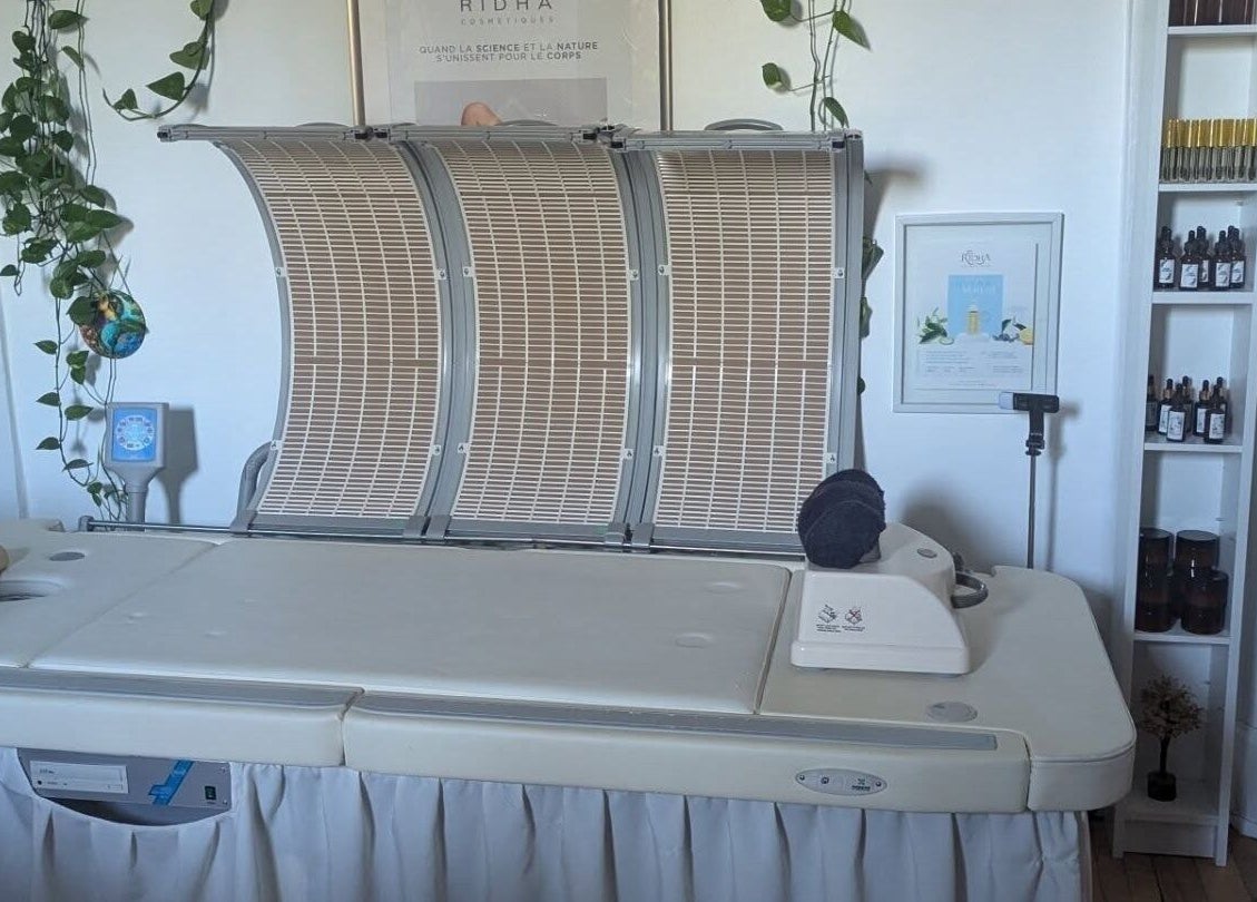 Lit de traitement moderne chez l'Alchimie de la beauté, Montréal, Québec, CA, entouré de plantes apaisantes.