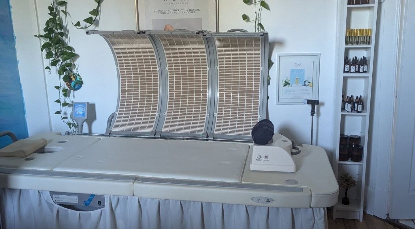 Lit de traitement moderne chez l'Alchimie de la beauté, Montréal, Québec, CA, entouré de plantes apaisantes.