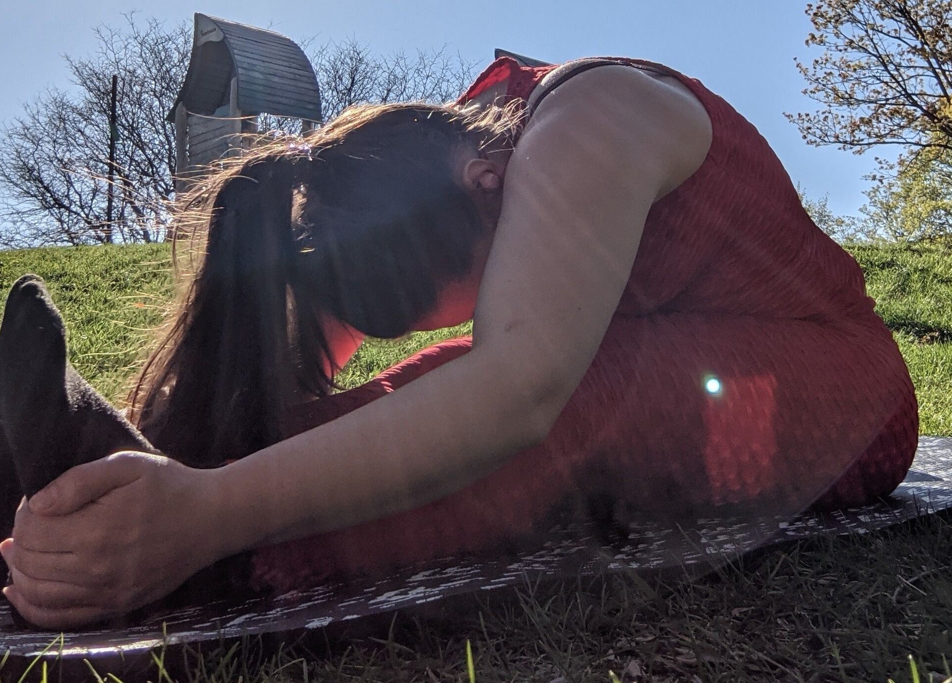 Session de yoga en plein air à l'Alchimie de la beauté, Montréal, Québec, CA.