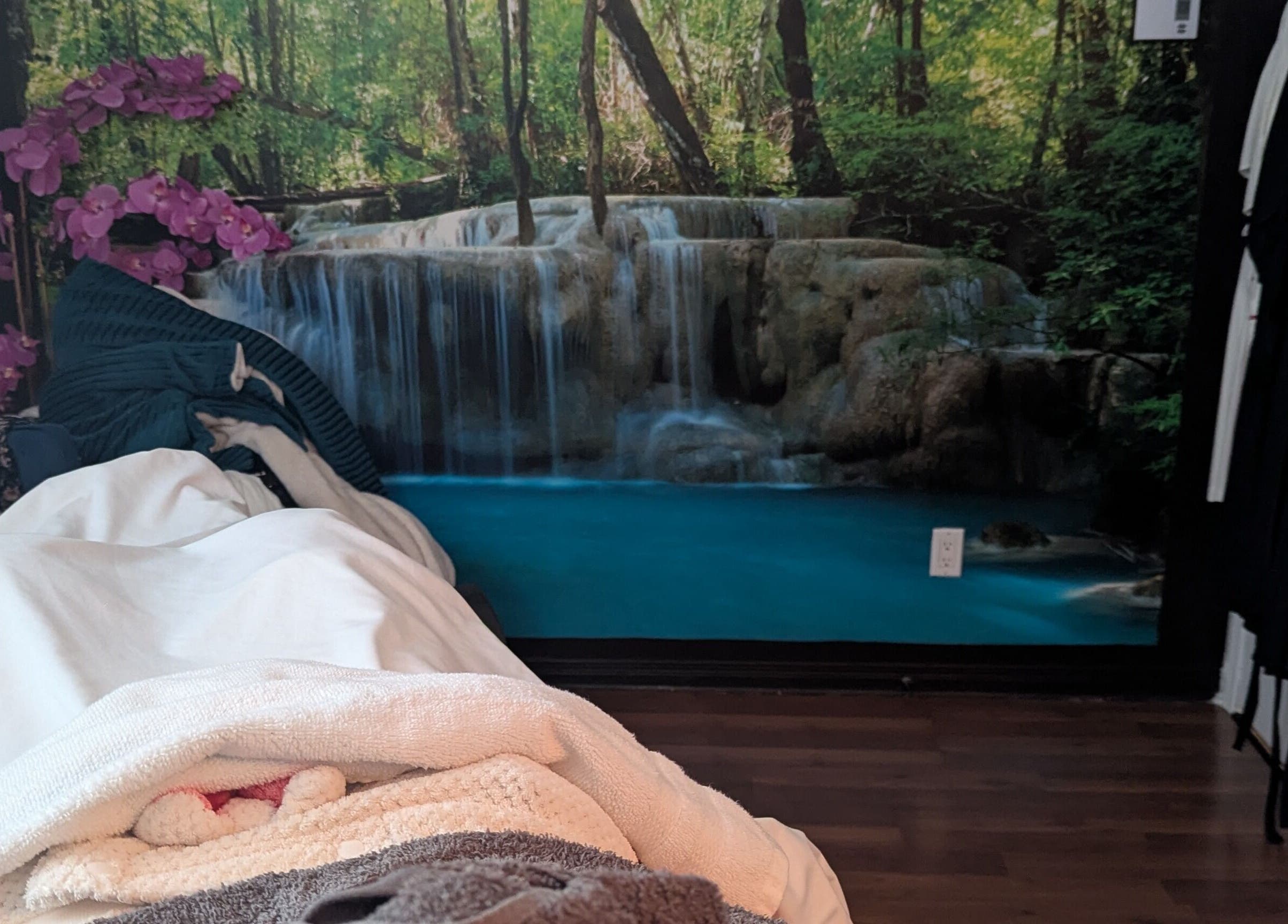Chambre détente avec cascade à L'Alchimie De La Beauté St Eustache, Saint-eustache, Québec, CA.