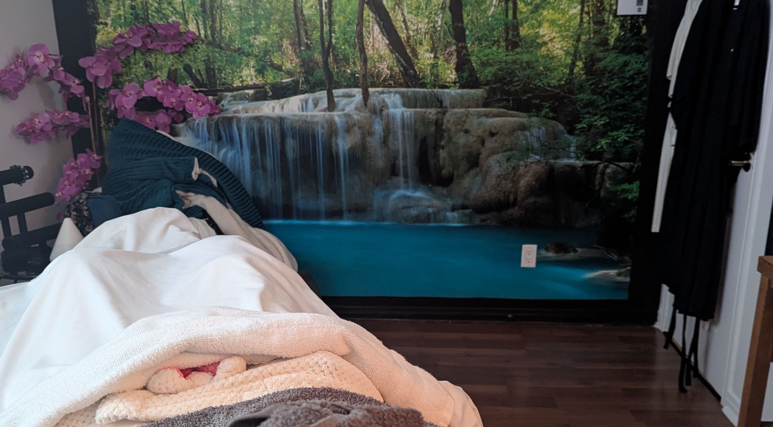 Chambre détente avec cascade à L'Alchimie De La Beauté St Eustache, Saint-eustache, Québec, CA.
