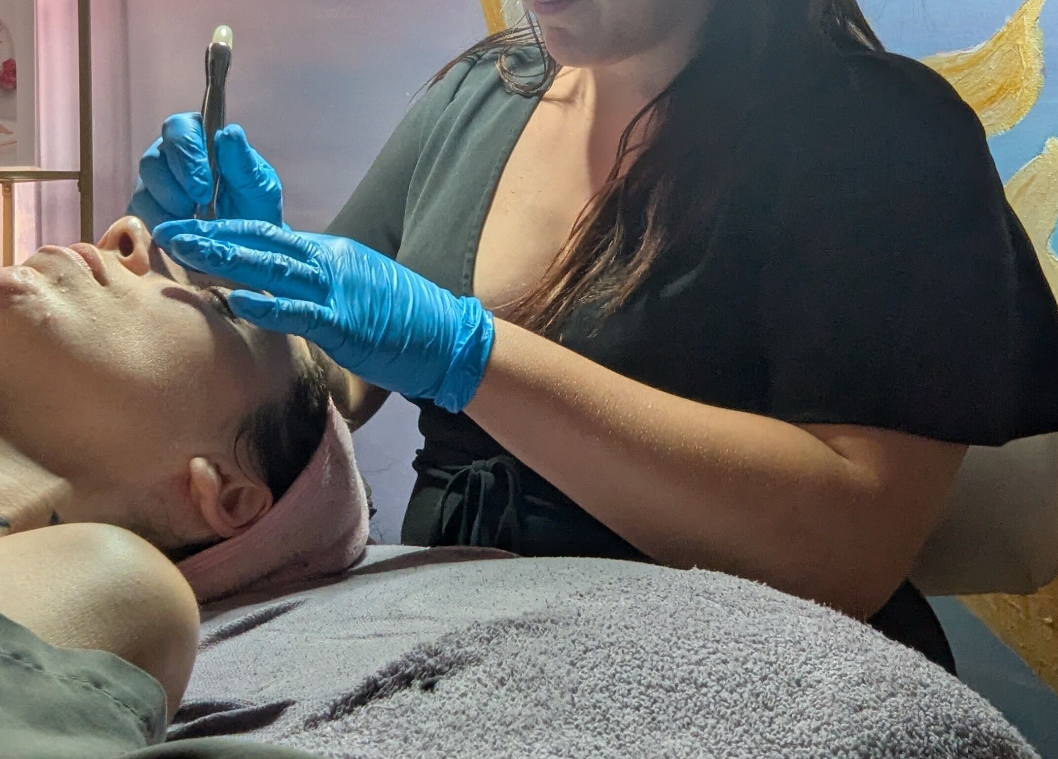 Soins du visage à L'Alchimie De La Beauté St Eustache, Saint-eustache, Québec, CA. Esthéticienne avec gants bleus.