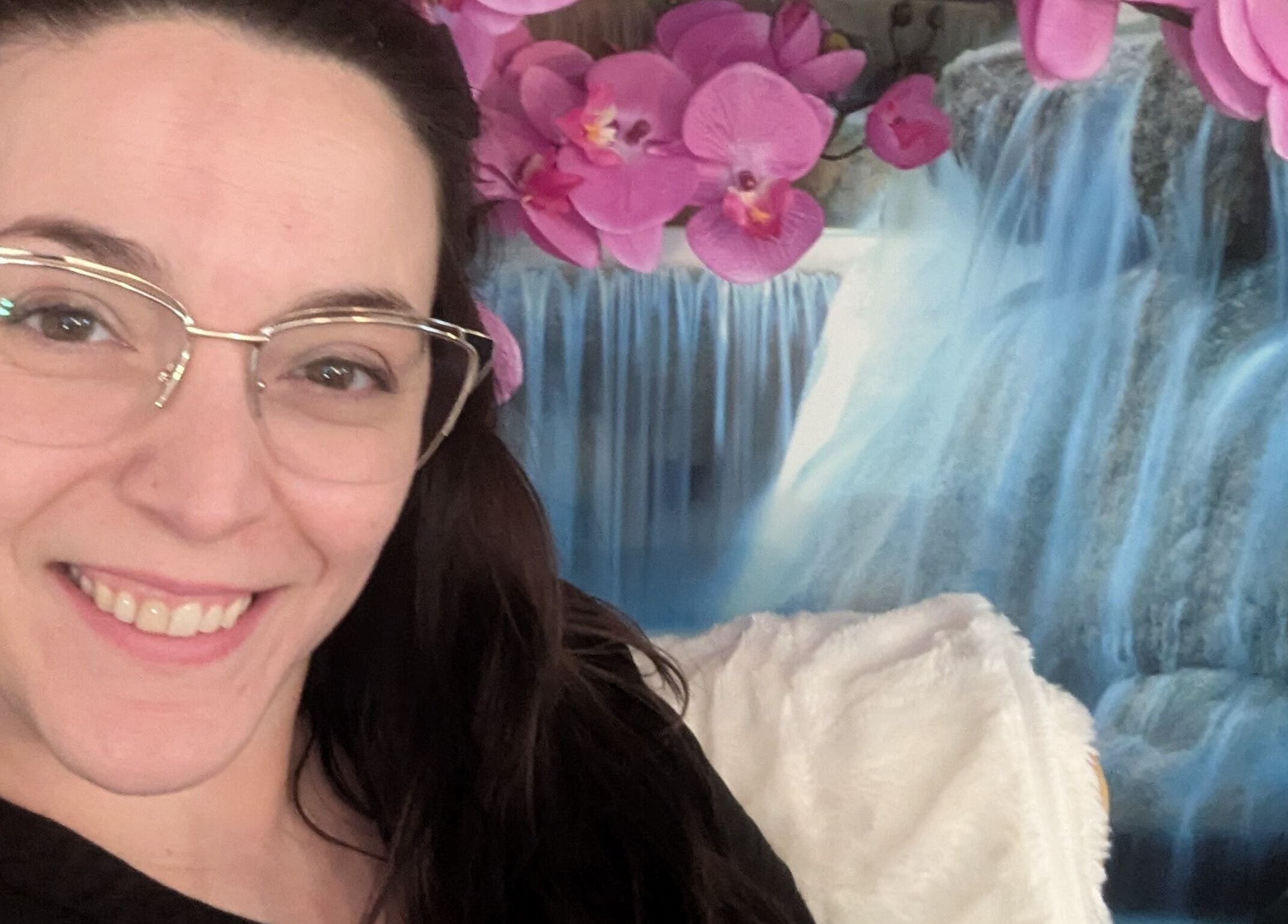 Portrait devant cascade et orchidées à L'Alchimie De La Beauté St Eustache, Saint-eustache, Québec, CA.