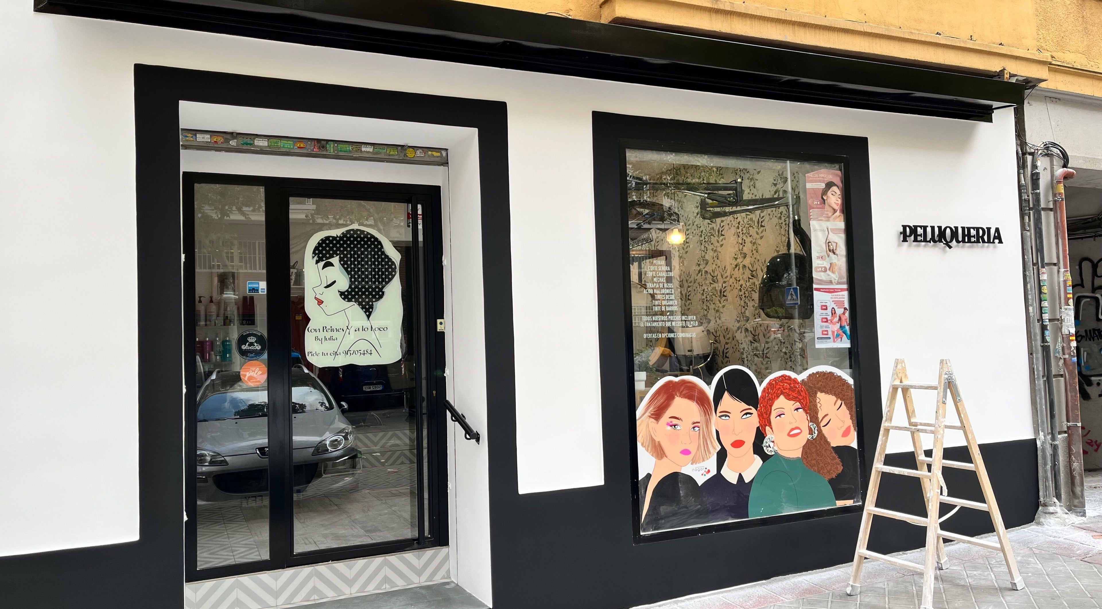 Fachada del salón Con Peines y a lo Loco en Madrid, Comunidad De Madrid, ES con ilustraciones únicas.