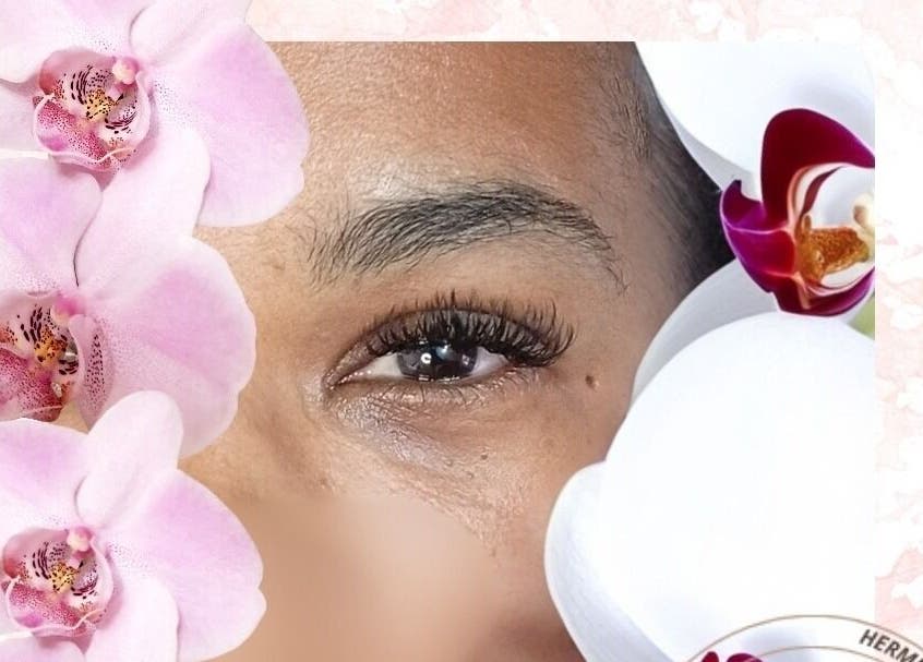 Œil entouré d'orchidées à Hermes beauty, Sainte rose, Guadeloupe, GP. Élégance et beauté naturelle.