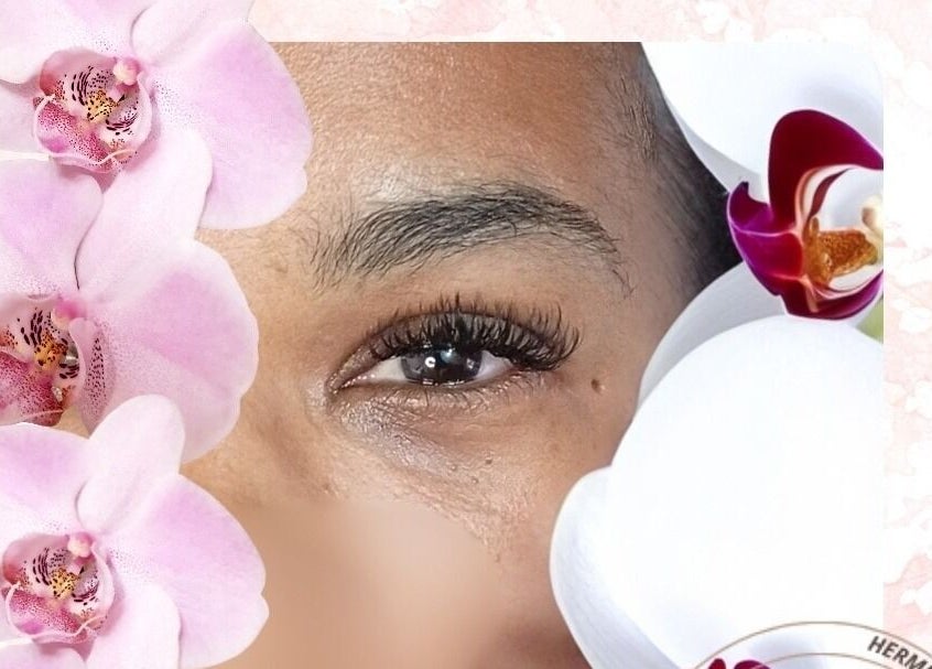 Œil entouré d'orchidées à Hermes beauty, Sainte rose, Guadeloupe, GP. Élégance et beauté naturelle.