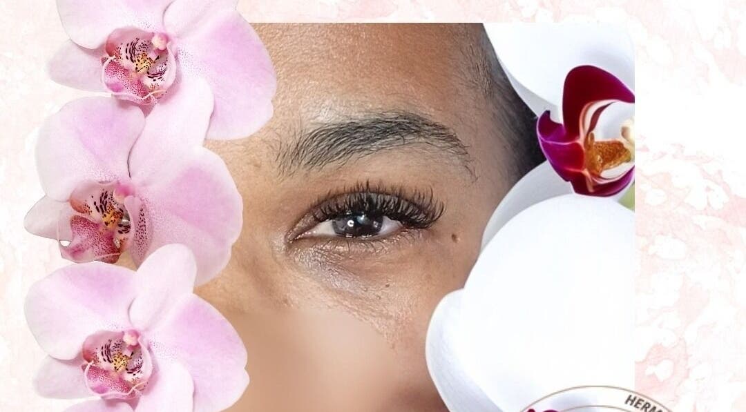 Œil entouré d'orchidées à Hermes beauty, Sainte rose, Guadeloupe, GP. Élégance et beauté naturelle.