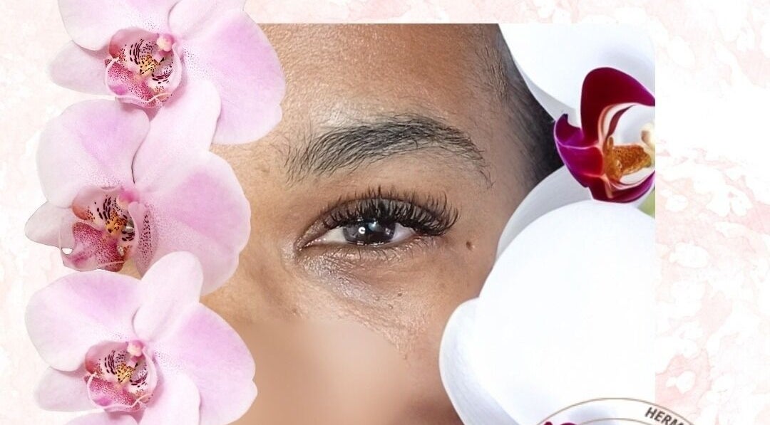 Œil entouré d'orchidées à Hermes beauty, Sainte rose, Guadeloupe, GP. Élégance et beauté naturelle.