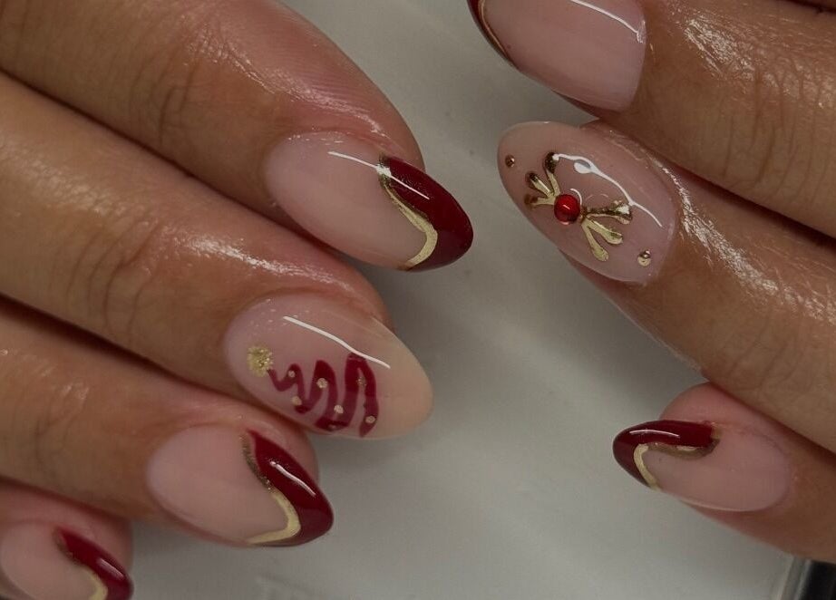 Elegant holiday-themed nail art at Gel Serenity in Advancetown, Queensland, AU.