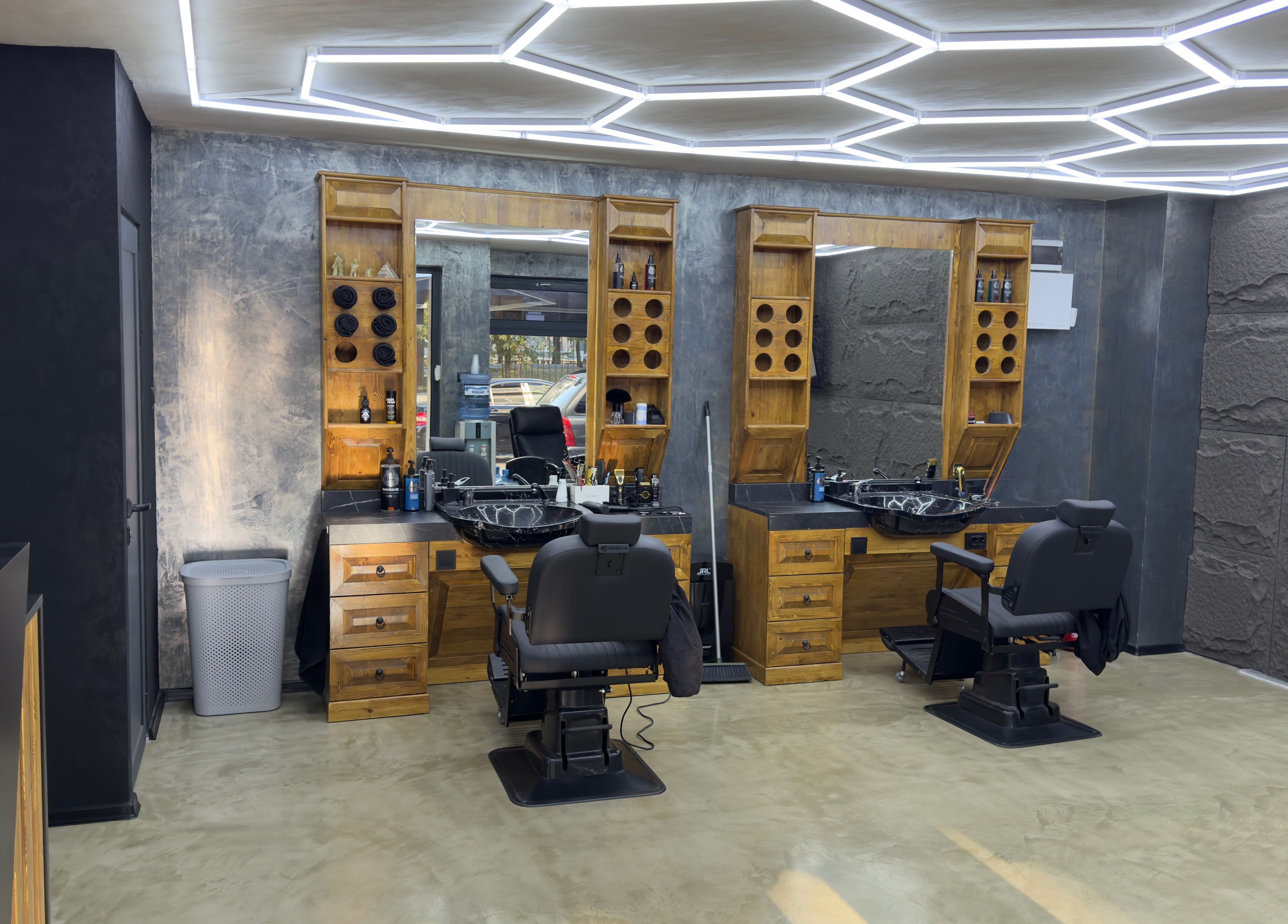 Стилен салон в Danny’s Club House, Пловдив, Пловдив, BG. Модерни кресла и дървени шкафчета с огледала.