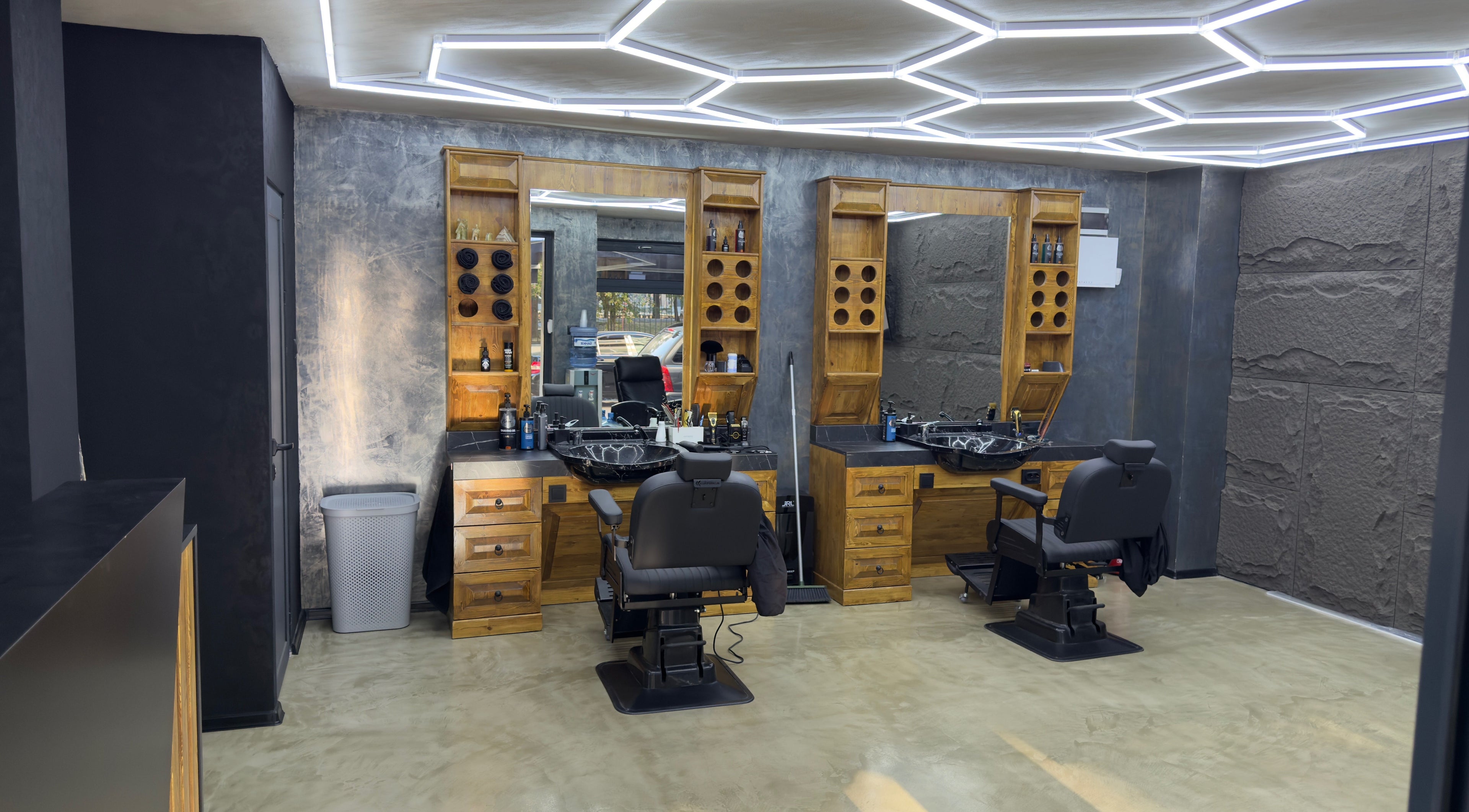 Стилен салон в Danny’s Club House, Пловдив, Пловдив, BG. Модерни кресла и дървени шкафчета с огледала.