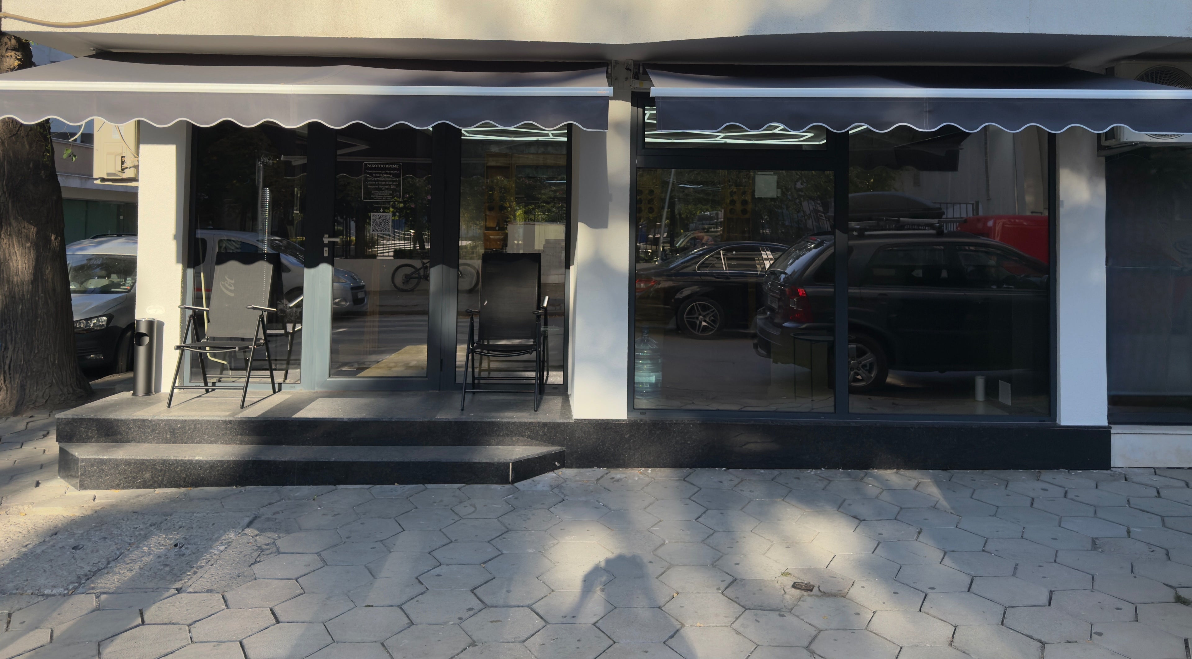 Вход на Danny’s Club House, Пловдив, BG с външни столове и модерен екстериор.