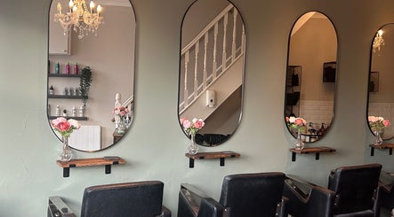 Chic salon mirrors and décor at Hannah Williams Hairdressing @ Belle Dame Hair and Beauty, Bristol, England, GB.