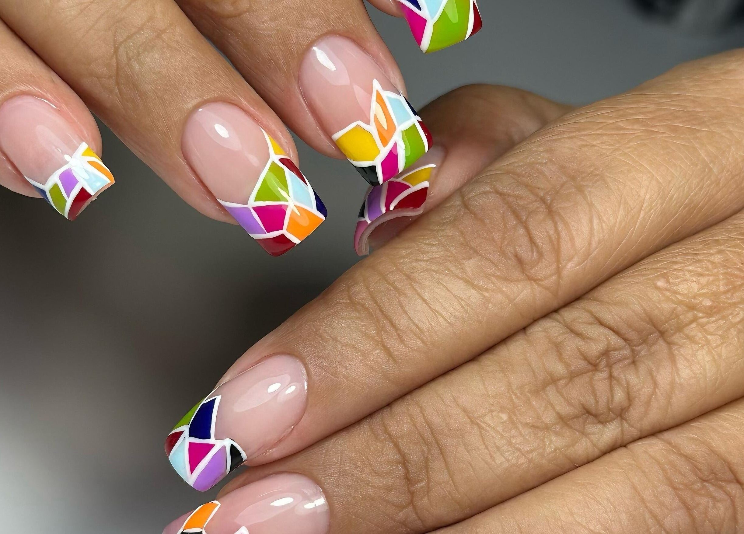 Diseño de uñas con vitral colorido en DOKL, Surquillo, Provincia De Lima, PE.