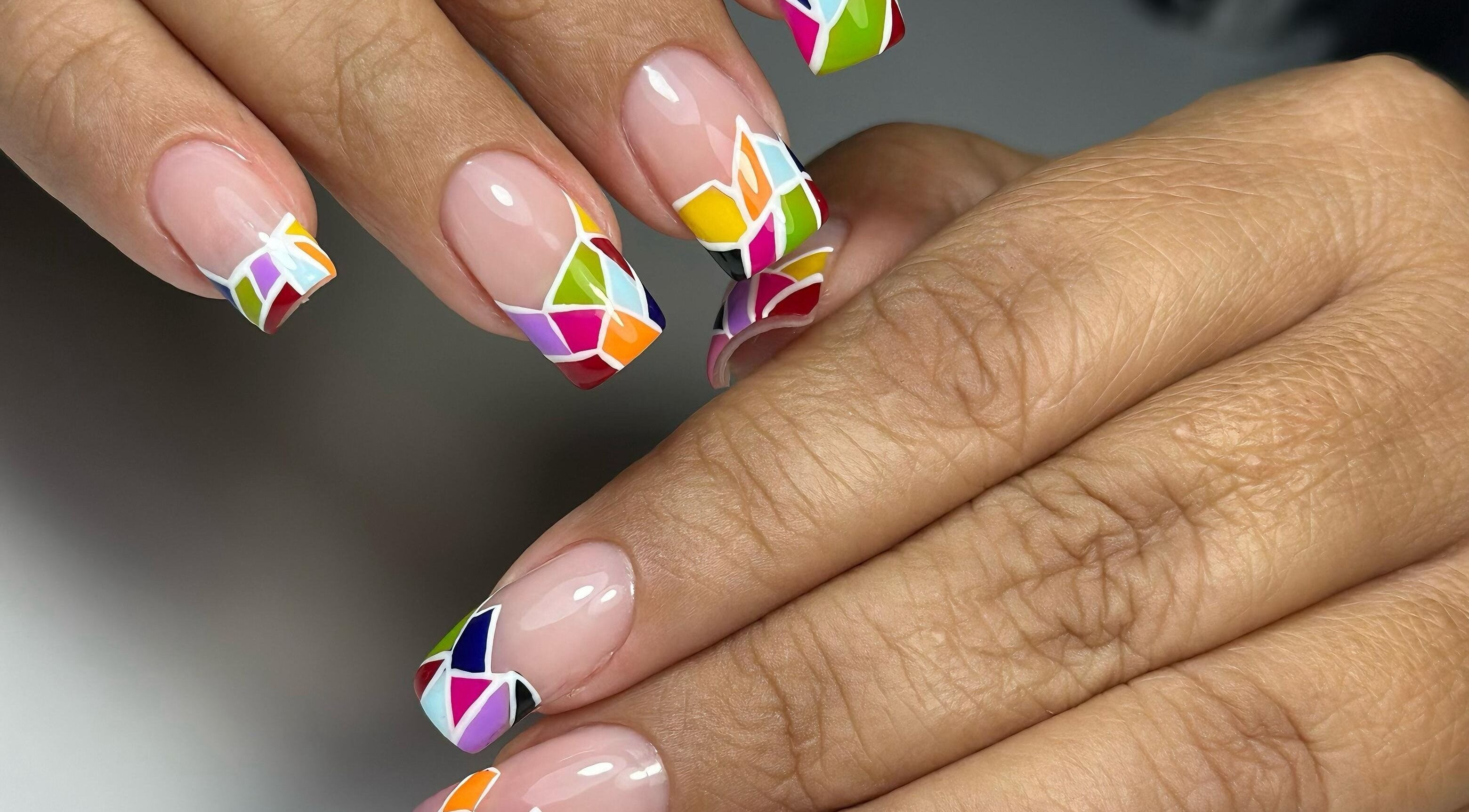 Diseño de uñas con vitral colorido en DOKL, Surquillo, Provincia De Lima, PE.