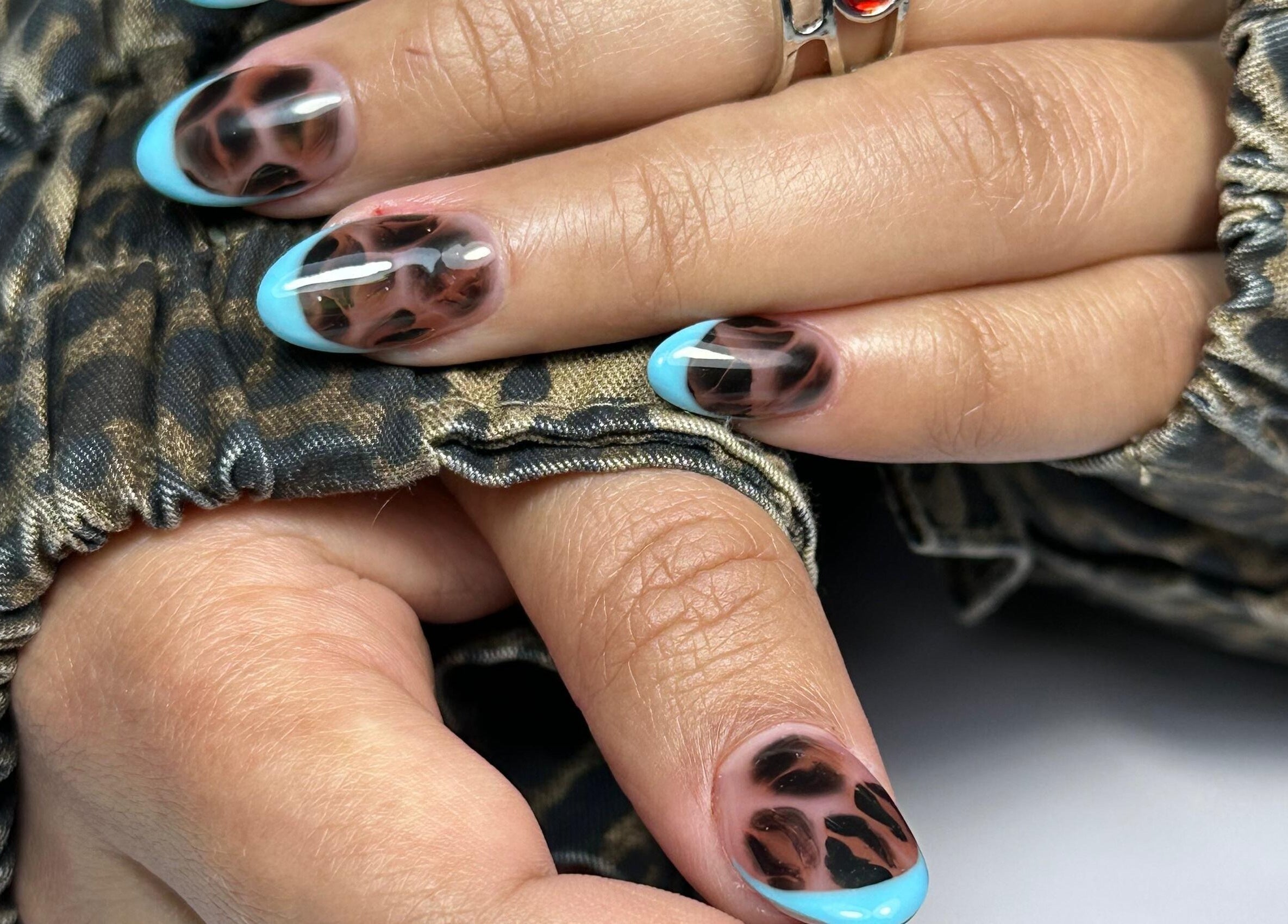 Uñas con diseño de leopardo y azul en DOKL, Surquillo, Provincia De Lima, PE.