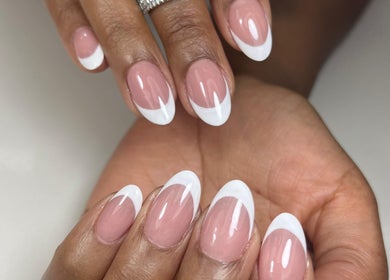 Manicura francesa en DOKL, Surquillo, Provincia De Lima, PE. Detalles elegantes y bien cuidados.