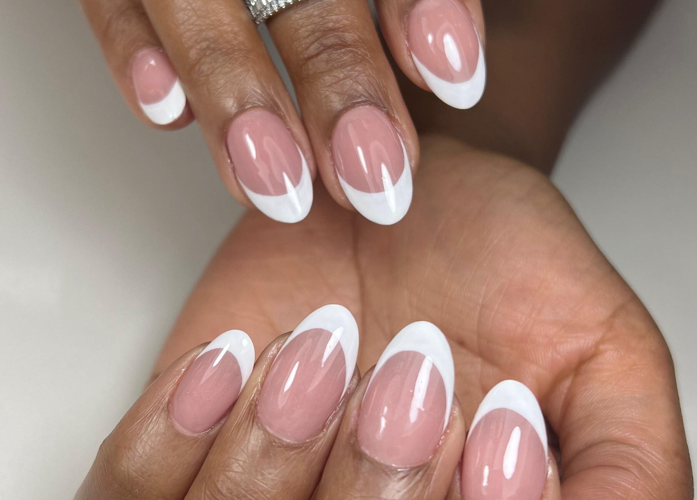 Manicura francesa en DOKL, Surquillo, Provincia De Lima, PE. Detalles elegantes y bien cuidados.