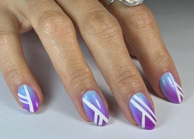 Arte de uñas moderno en DOKL, Surquillo, Provincia De Lima, PE, con esmalte azul y púrpura.