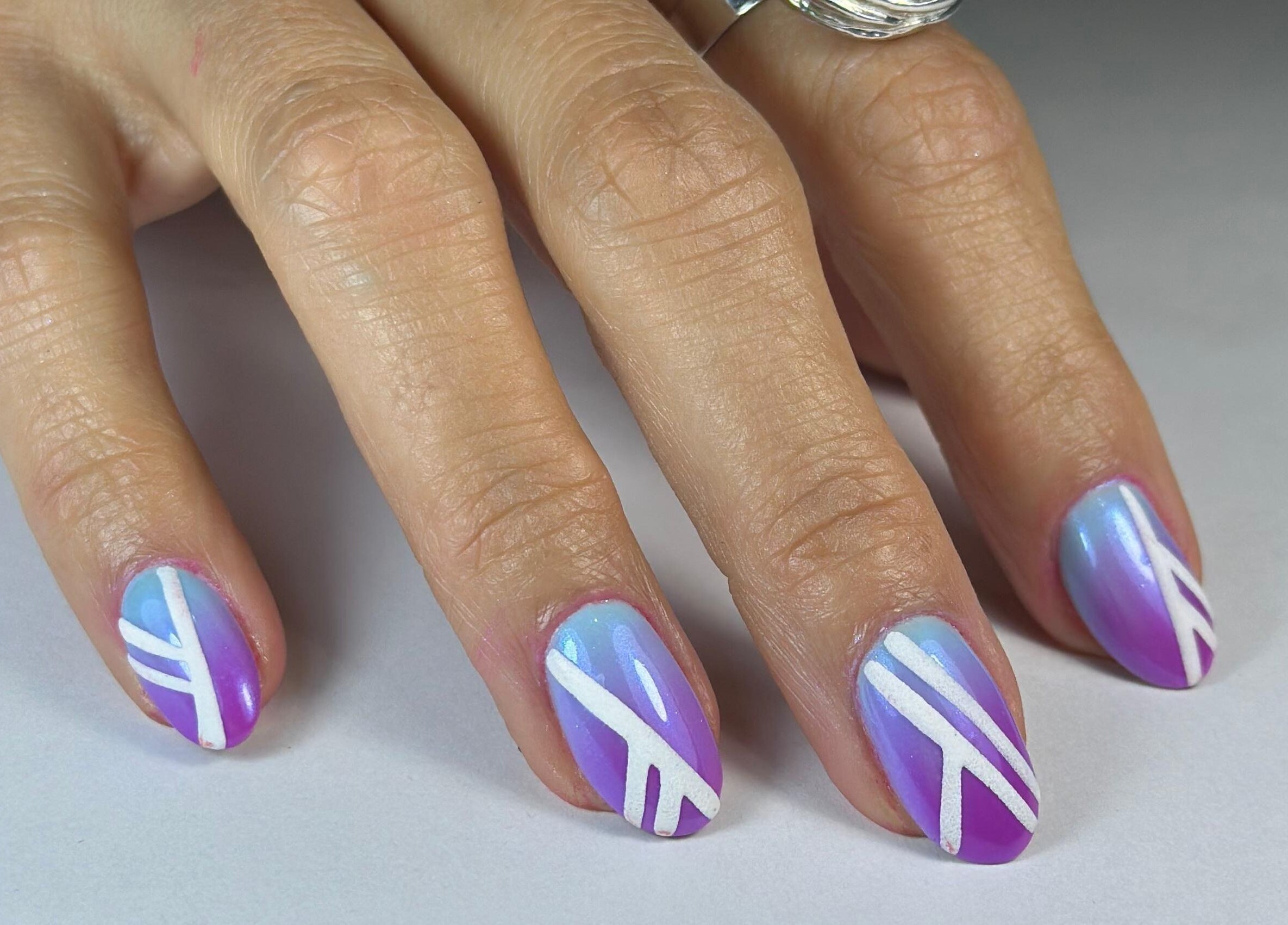 Arte de uñas moderno en DOKL, Surquillo, Provincia De Lima, PE, con esmalte azul y púrpura.