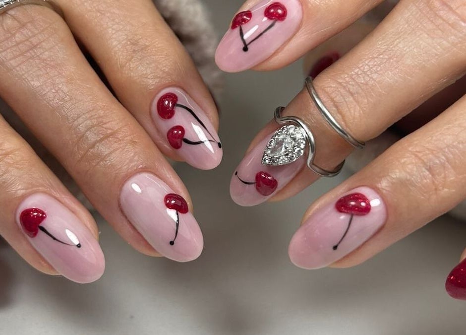 Diseño de uñas con cerezas en DOKL, Surquillo, Provincia De Lima, PE.