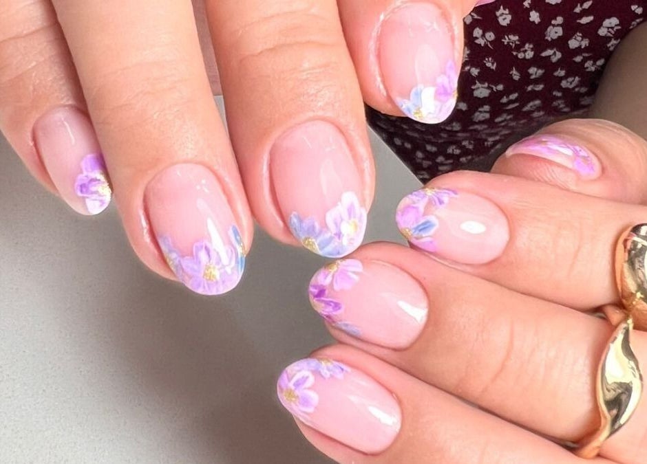 Hermosa manicura floral en DOKL, Surquillo, Provincia De Lima, PE, con detalles en tonos lilas y rosas.