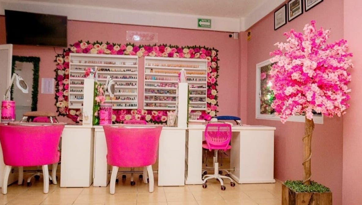 Mesa de uñas en Studio Fabiola Farias, Lázaro Cárdenas, Michoacán, MX con decoraciones rosadas exuberantes.