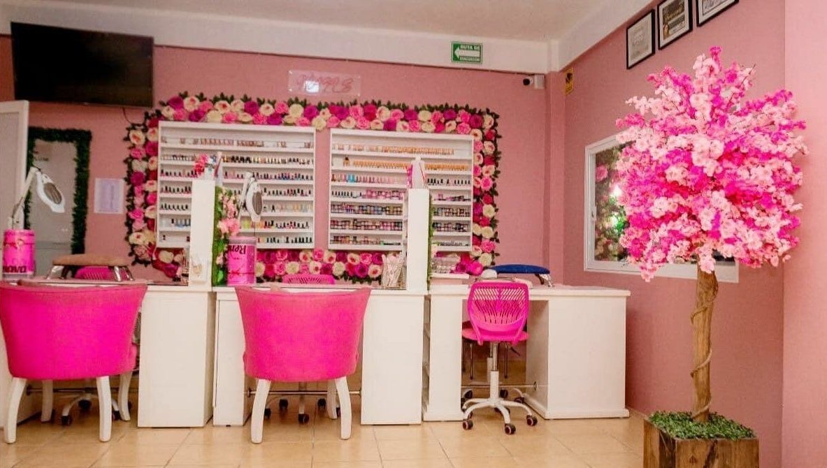 Mesa de uñas en Studio Fabiola Farias, Lázaro Cárdenas, Michoacán, MX con decoraciones rosadas exuberantes.