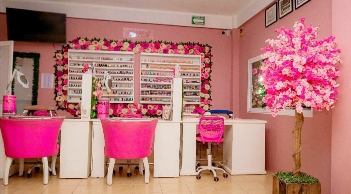 Mesa de uñas en Studio Fabiola Farias, Lázaro Cárdenas, Michoacán, MX con decoraciones rosadas exuberantes.
