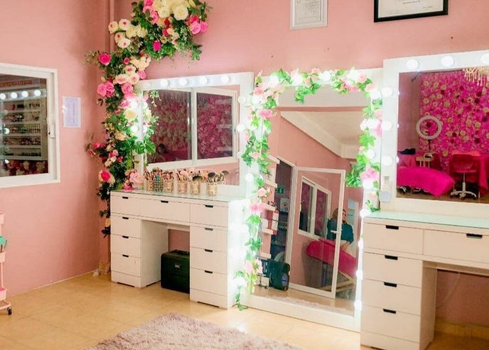 Elegante tocador con luces y flores en Studio Fabiola Farias, Lázaro Cárdenas, Michoacán, MX.