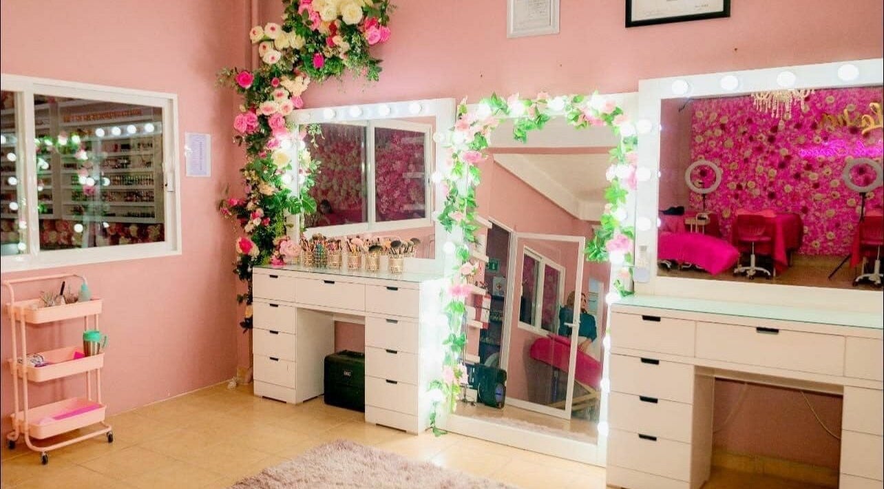 Elegante tocador con luces y flores en Studio Fabiola Farias, Lázaro Cárdenas, Michoacán, MX.