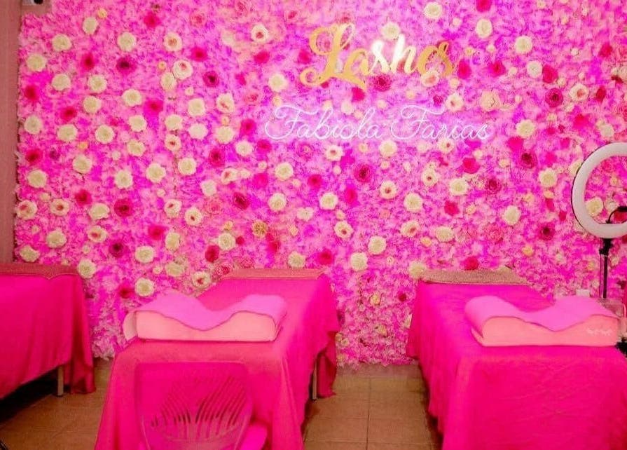 Camillas de belleza en Studio Fabiola Farias, Lázaro Cárdenas, Michoacán, MX, decoradas con fondo floral rosa.