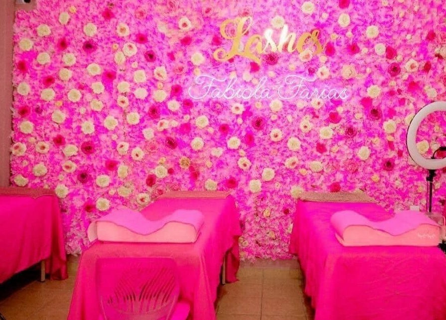 Camillas de belleza en Studio Fabiola Farias, Lázaro Cárdenas, Michoacán, MX, decoradas con fondo floral rosa.