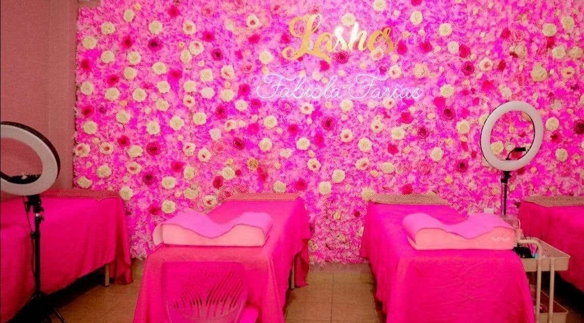 Camillas de belleza en Studio Fabiola Farias, Lázaro Cárdenas, Michoacán, MX, decoradas con fondo floral rosa.