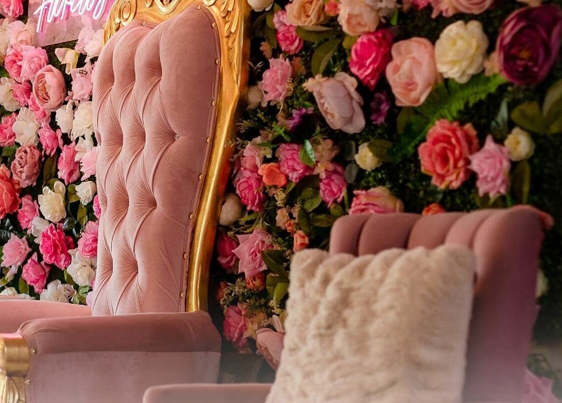 Decoración floral con sillas rosadas en Studio Fabiola Farias, Lázaro Cárdenas, Michoacán, MX.