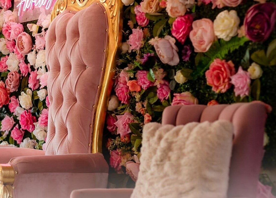 Decoración floral con sillas rosadas en Studio Fabiola Farias, Lázaro Cárdenas, Michoacán, MX.