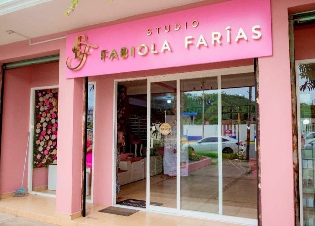 Entrada principal de Studio Fabiola Farias en Lázaro Cárdenas, Michoacán, MX con fachada rosa vibrante.