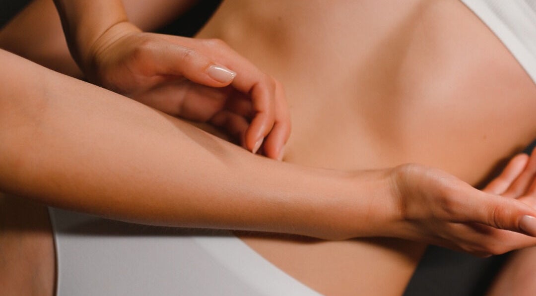 LymphLondon by Bruna Milioli | Home Service arm massage in London, England, GB showcasing relaxation techniques.