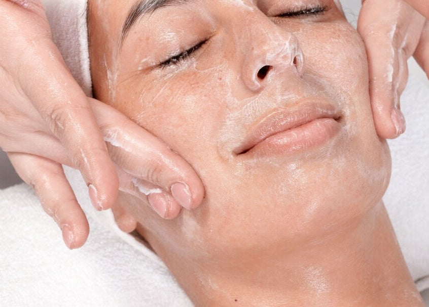 Facial massage at LymphLondon by Bruna Milioli | Home Service in London, England, GB for glowing skin.