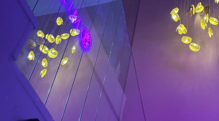 Éclairage décoratif violet et doré chez Cline, Tel Aviv-yafo, Tel Aviv District, IL.