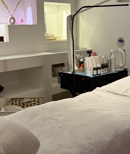 Salle de soins relaxante chez Cline à Tel Aviv-Yafo, Tel Aviv District, IL avec lit de massage.