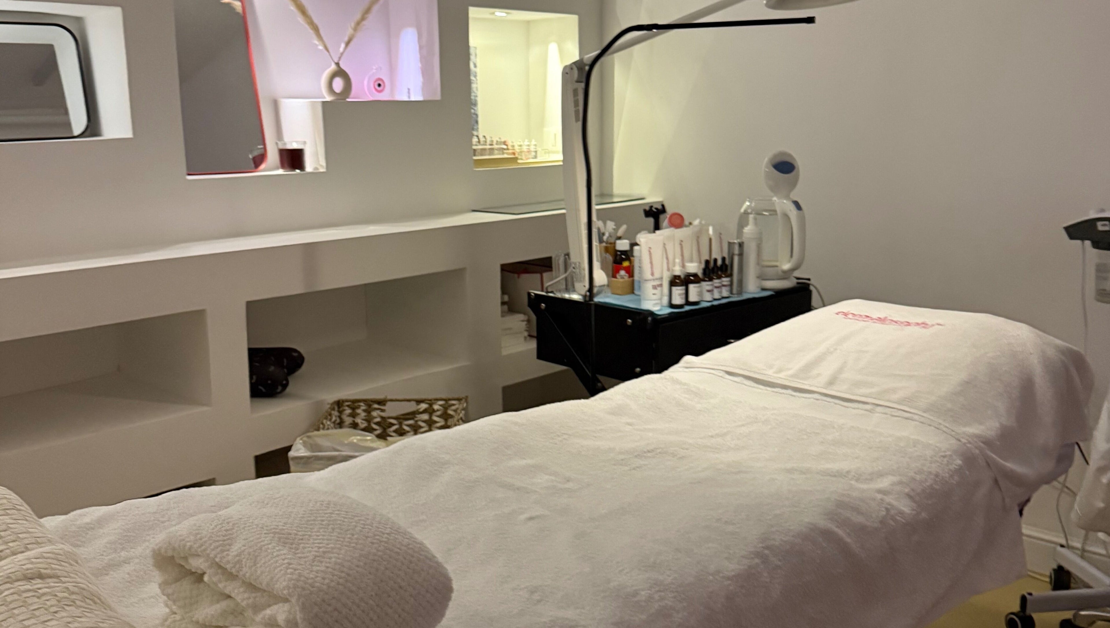 Salle de soins relaxante au Cline, Tel Aviv-yafo, Tel Aviv District, IL, avec table de massage blanche.
