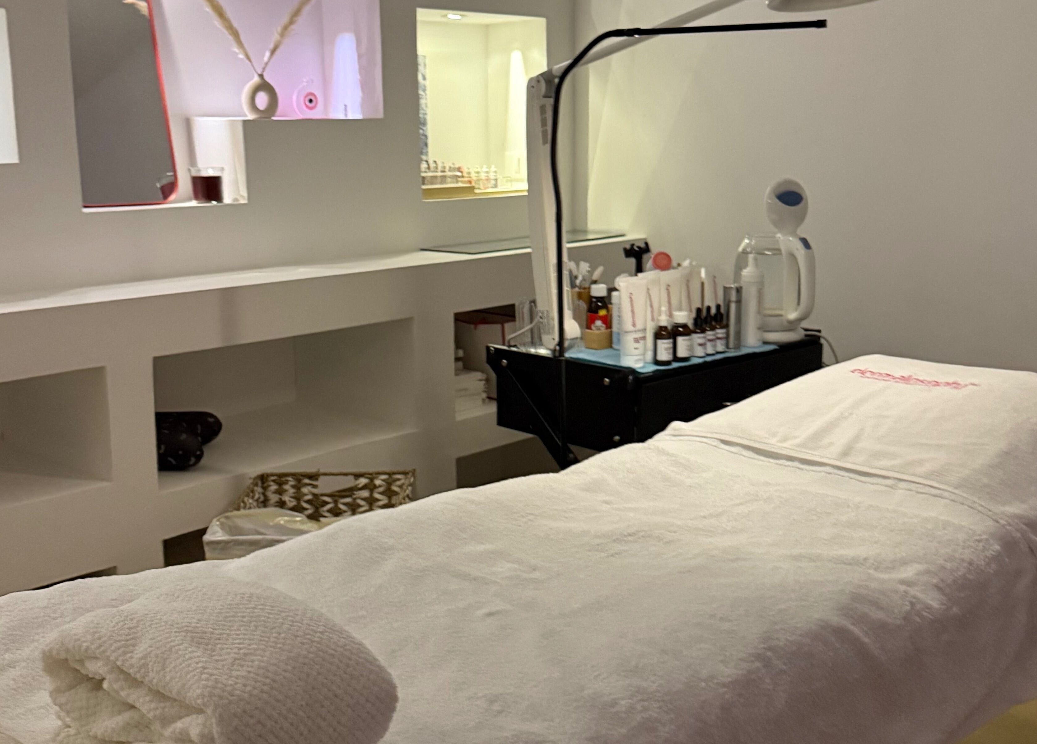 Salle de soins relaxante au Cline, Tel Aviv-yafo, Tel Aviv District, IL, avec table de massage blanche.