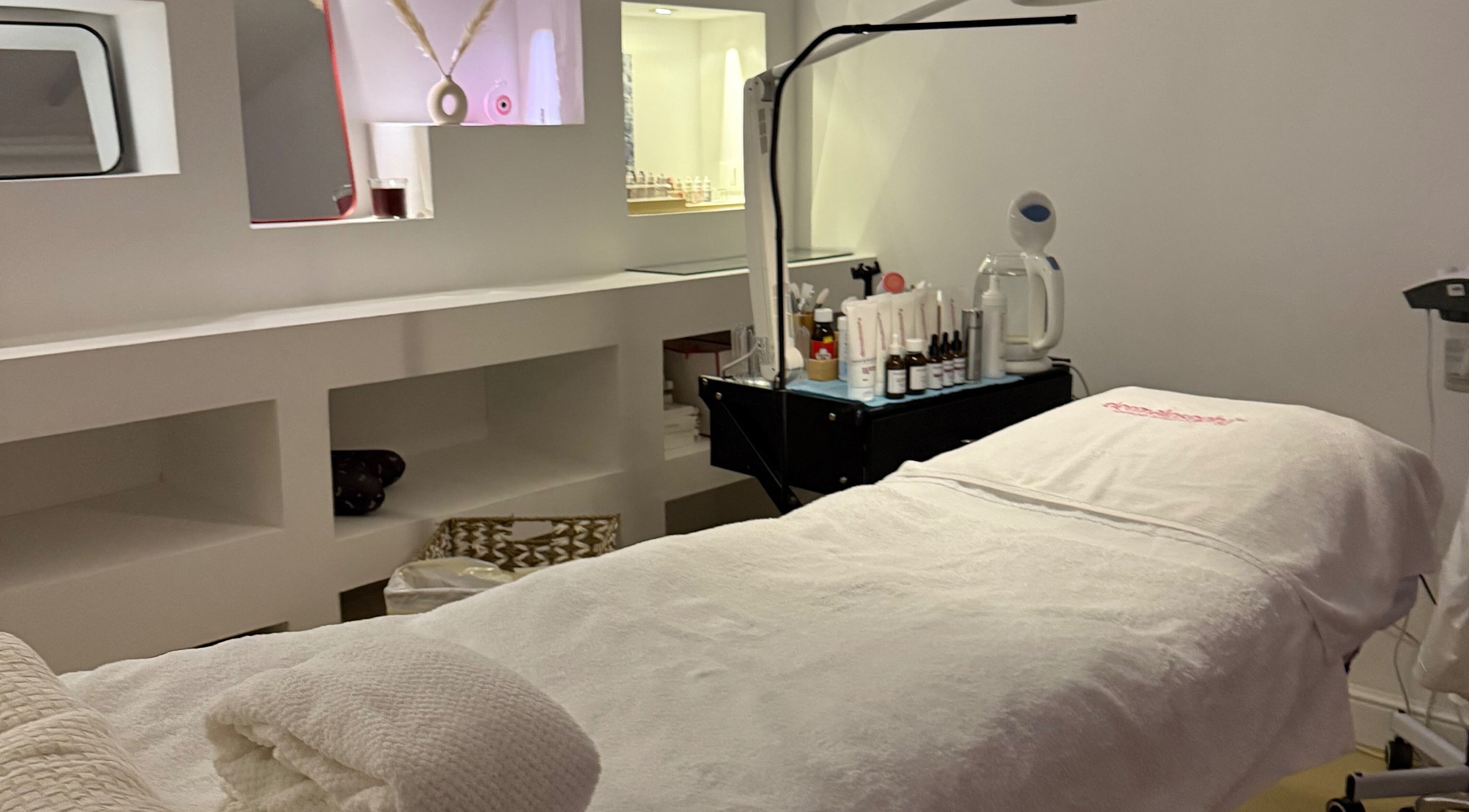 Salle de soins relaxante au Cline, Tel Aviv-yafo, Tel Aviv District, IL, avec table de massage blanche.