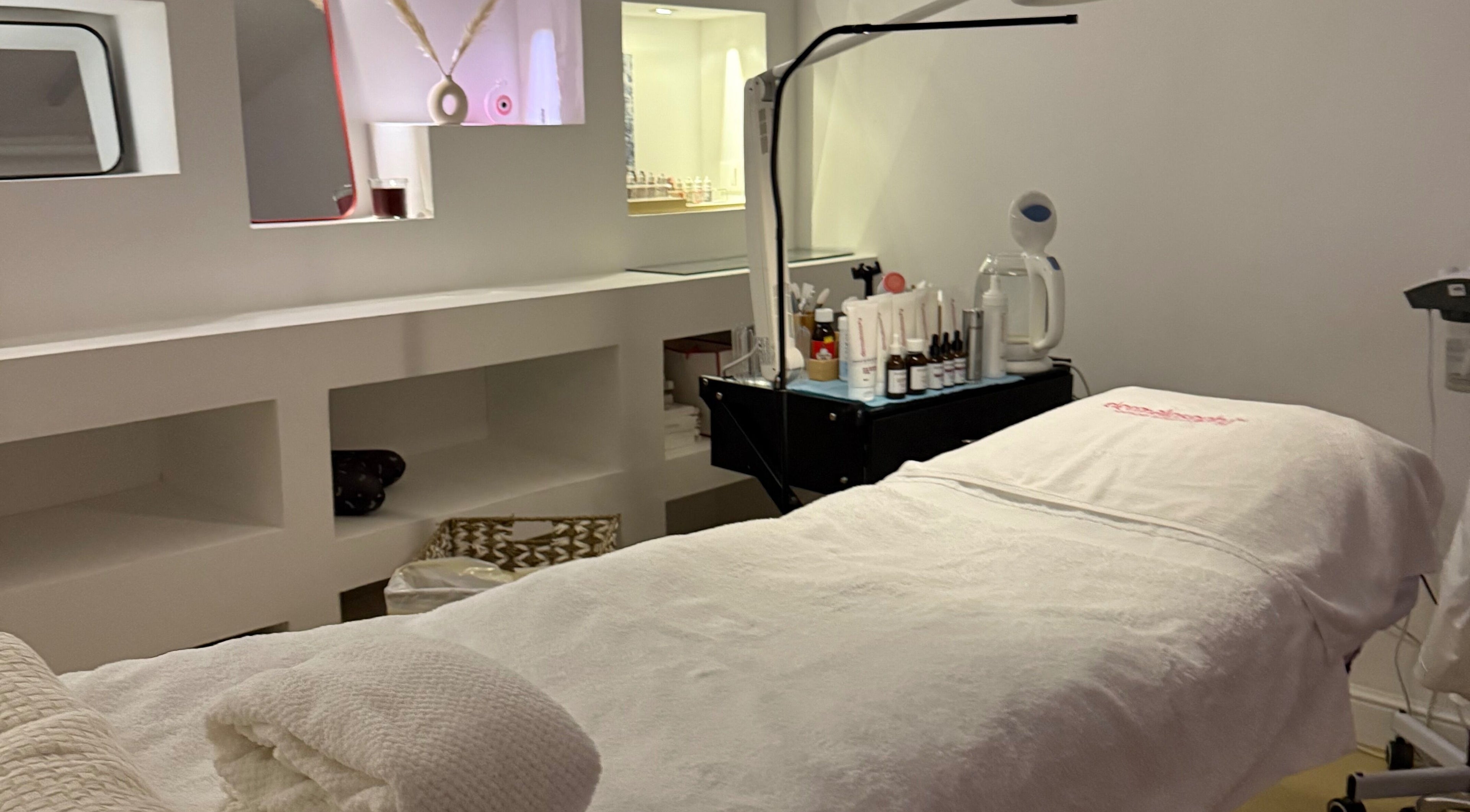 Salle de soins relaxante au Cline, Tel Aviv-yafo, Tel Aviv District, IL, avec table de massage blanche.